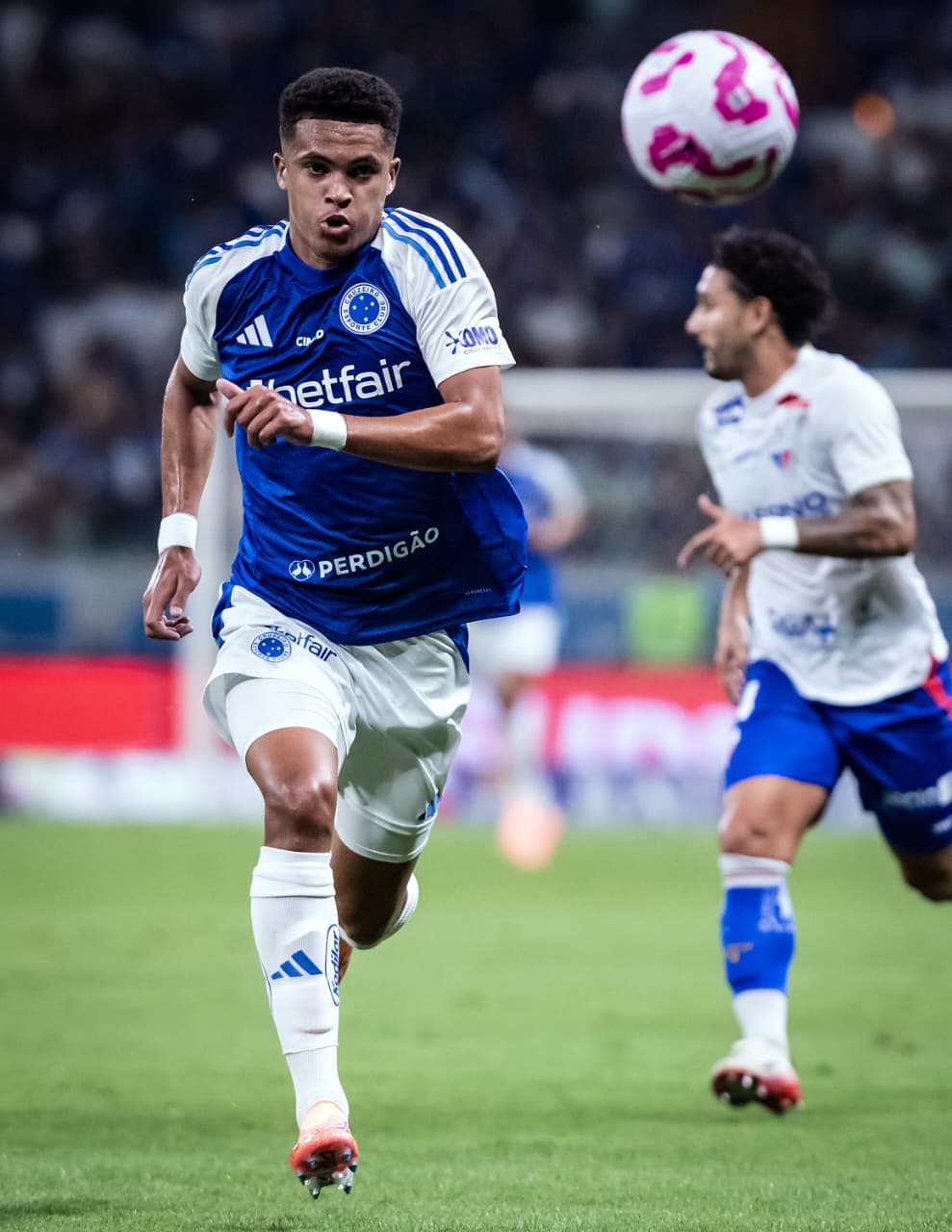 Jovem do Cruzeiro acompanha jogo da Champions enquanto define futuro na Europa